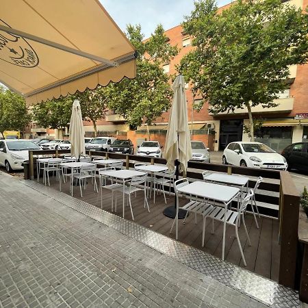 Hostal Restaurante Avenida De Madrid Terrassa Esterno foto