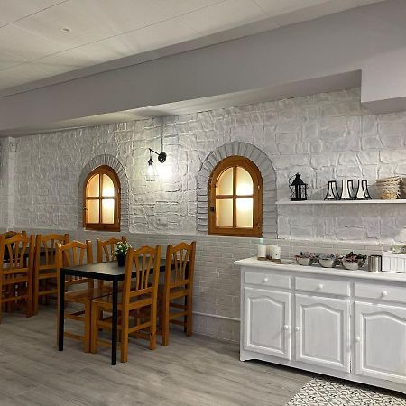 Hostal Restaurante Avenida De Madrid Terrassa Esterno foto