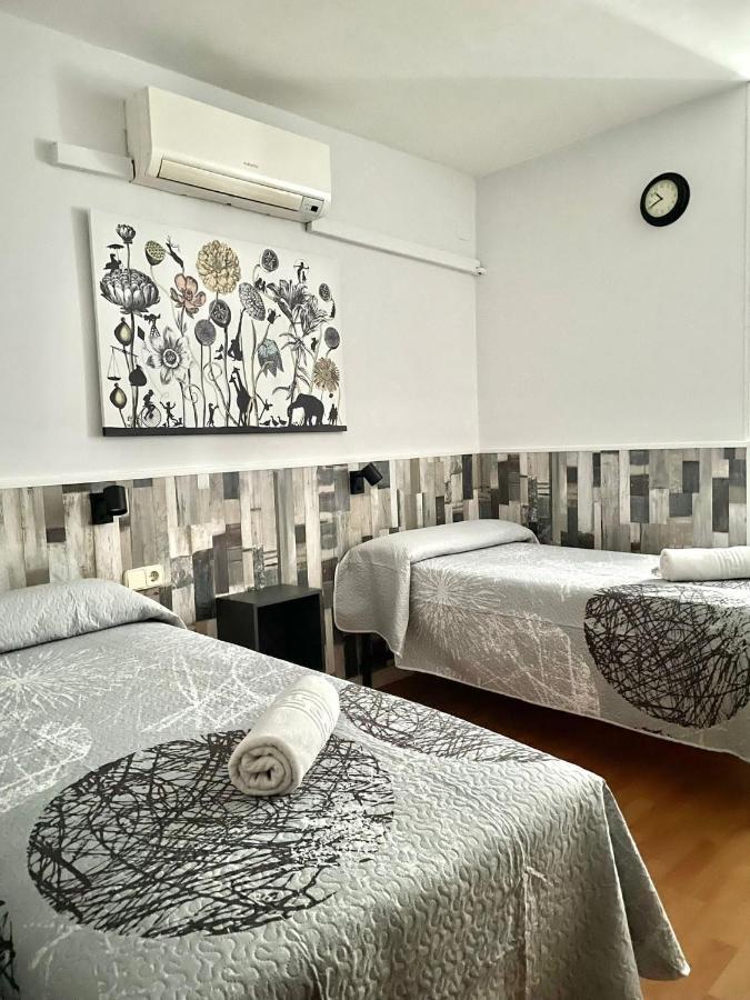Hostal Restaurante Avenida De Madrid Terrassa Esterno foto