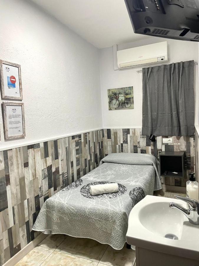 Hostal Restaurante Avenida De Madrid Terrassa Esterno foto