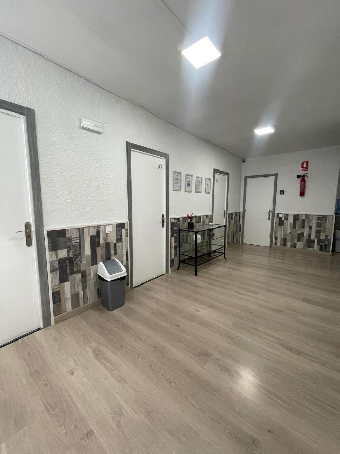 Hostal Restaurante Avenida De Madrid Terrassa Esterno foto
