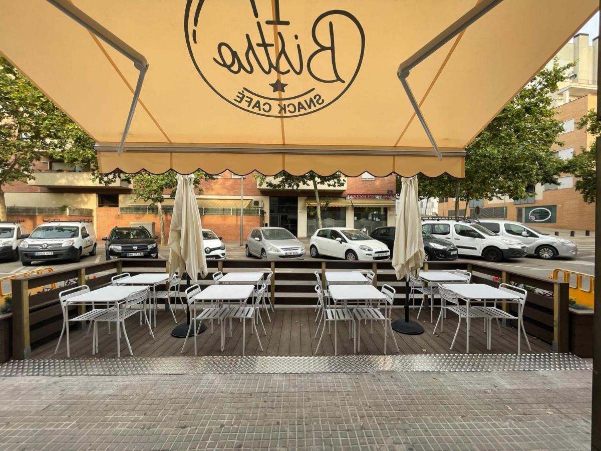 Hostal Restaurante Avenida De Madrid Terrassa Esterno foto