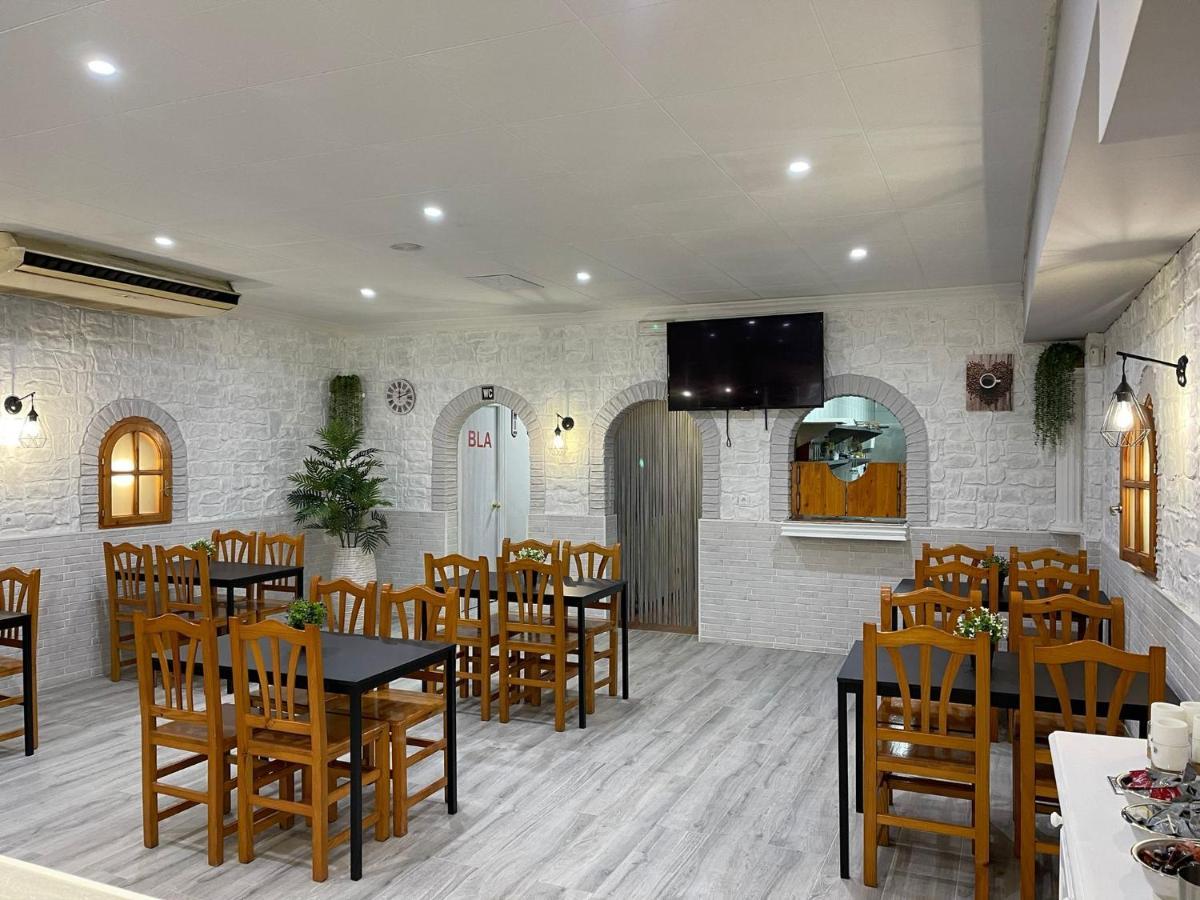 Hostal Restaurante Avenida De Madrid Terrassa Esterno foto