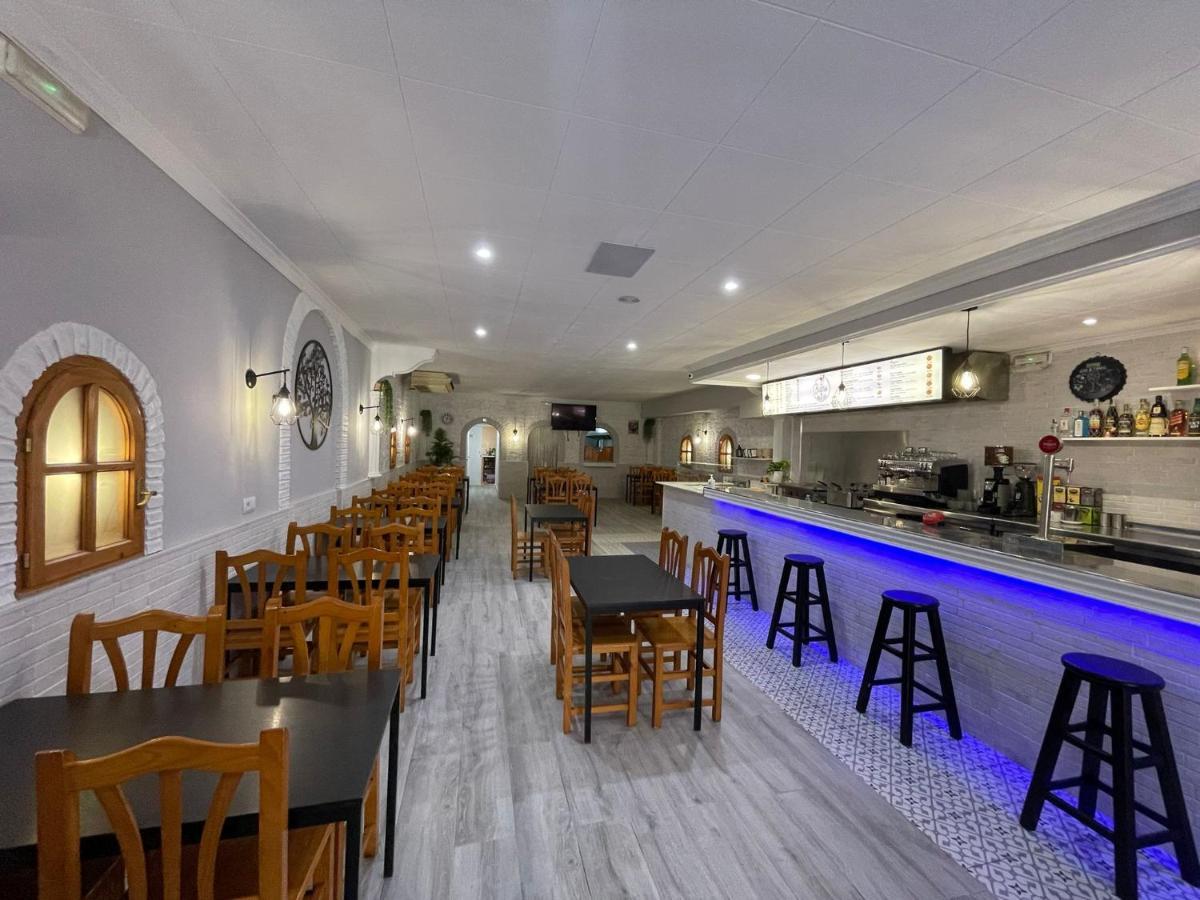 Hostal Restaurante Avenida De Madrid Terrassa Esterno foto