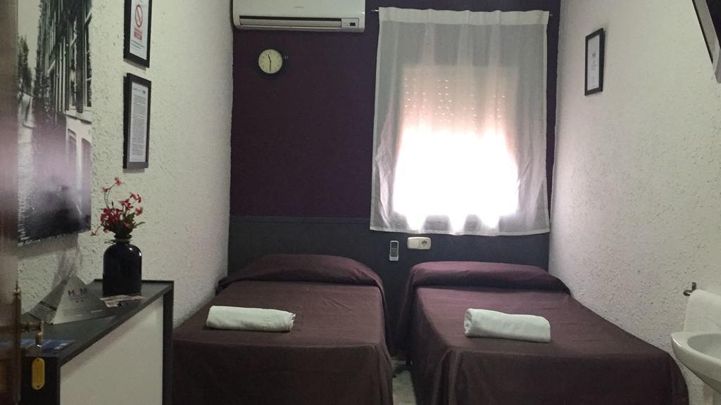 Hostal Restaurante Avenida De Madrid Terrassa Esterno foto