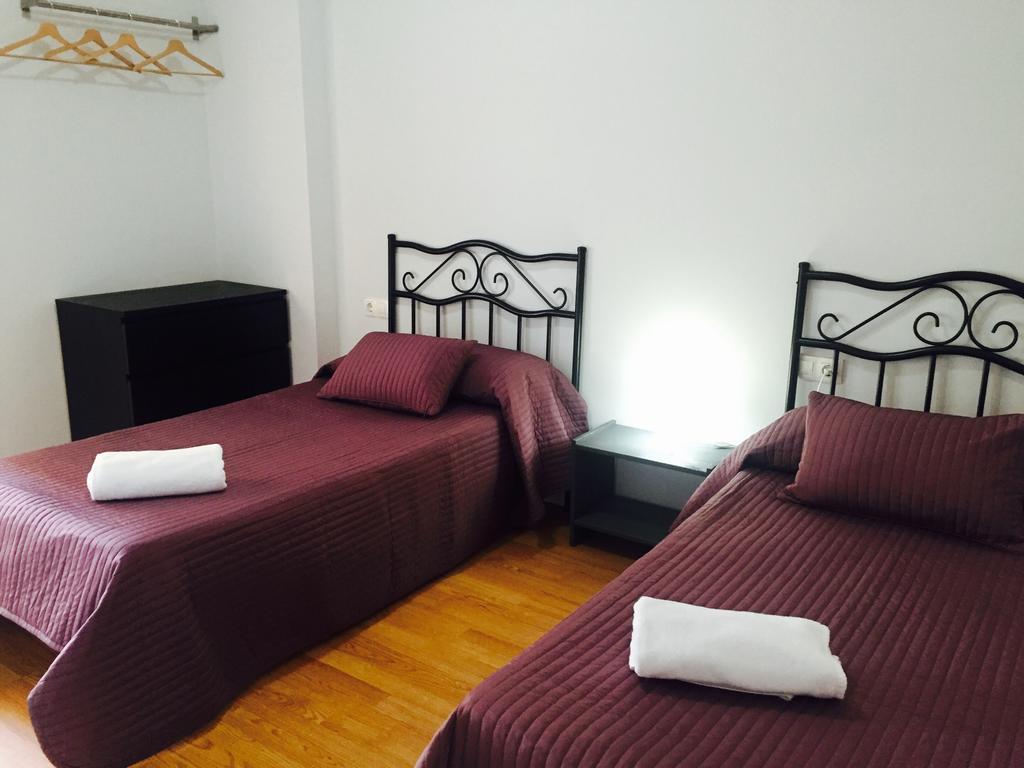 Hostal Restaurante Avenida De Madrid Terrassa Esterno foto
