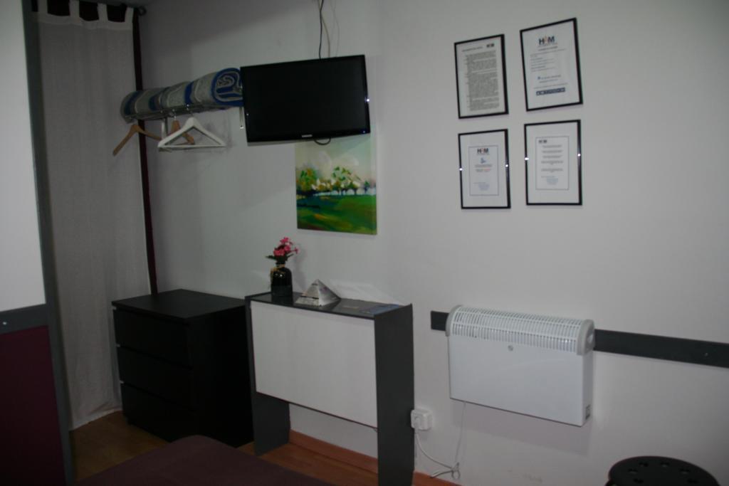 Hostal Restaurante Avenida De Madrid Terrassa Esterno foto