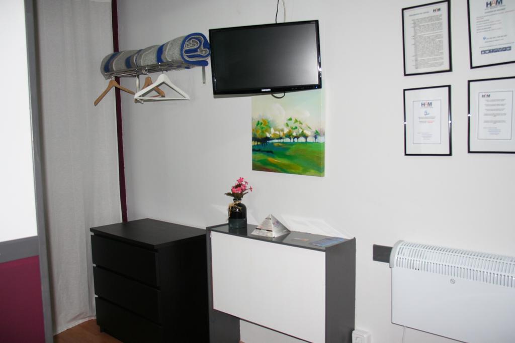 Hostal Restaurante Avenida De Madrid Terrassa Esterno foto