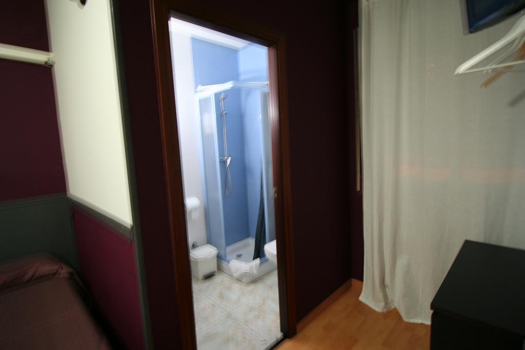Hostal Restaurante Avenida De Madrid Terrassa Esterno foto