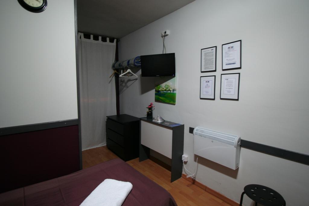 Hostal Restaurante Avenida De Madrid Terrassa Esterno foto