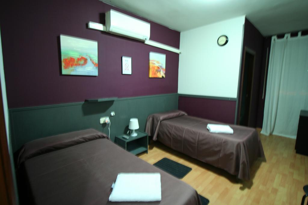 Hostal Restaurante Avenida De Madrid Terrassa Esterno foto