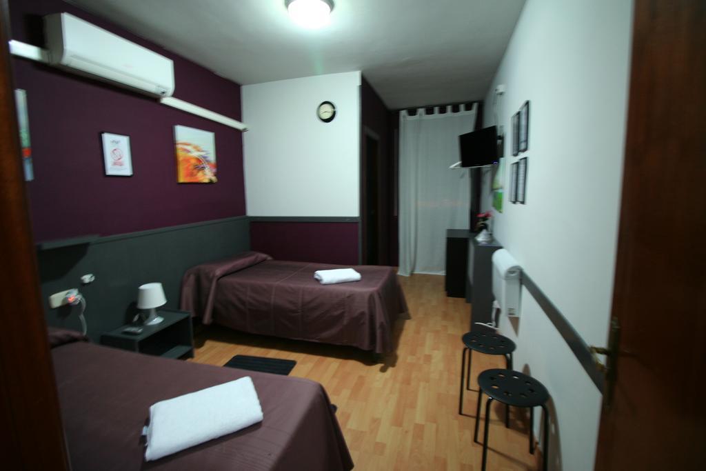 Hostal Restaurante Avenida De Madrid Terrassa Esterno foto
