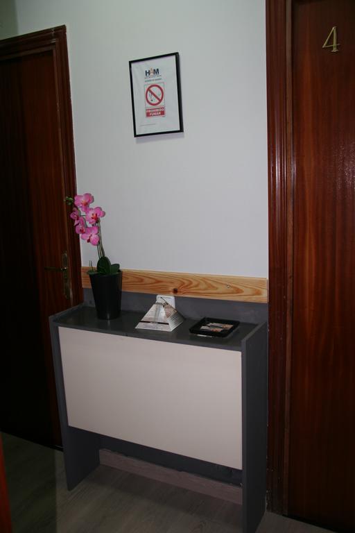 Hostal Restaurante Avenida De Madrid Terrassa Esterno foto