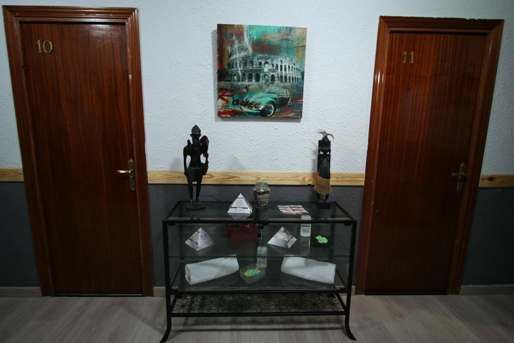 Hostal Restaurante Avenida De Madrid Terrassa Esterno foto