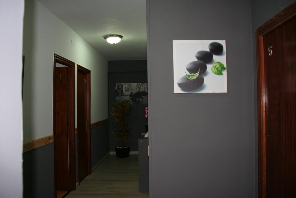 Hostal Restaurante Avenida De Madrid Terrassa Esterno foto