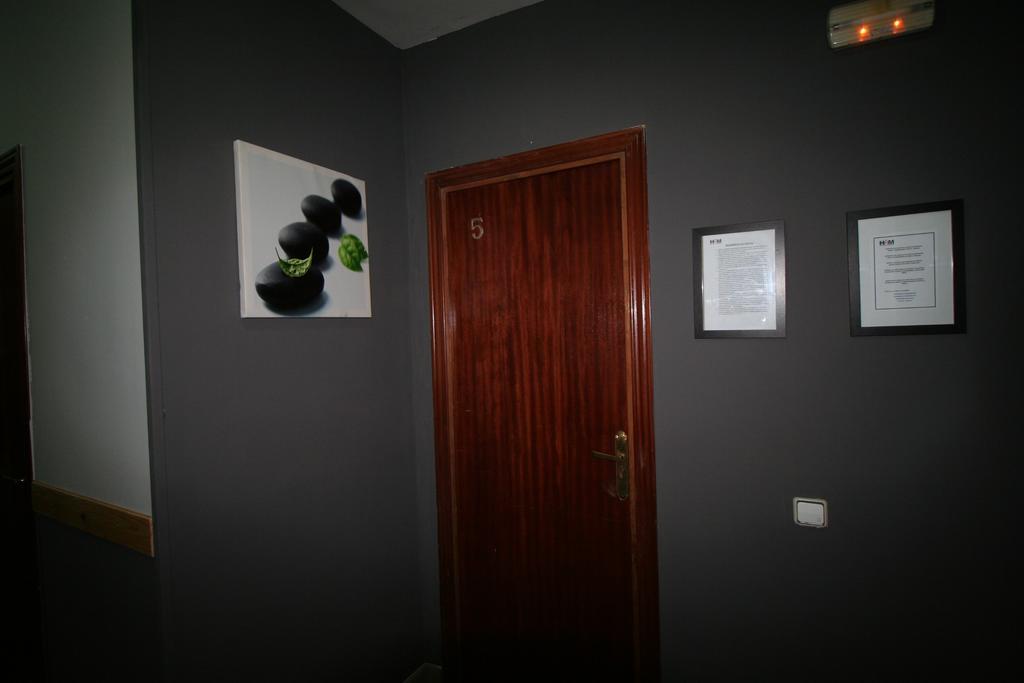 Hostal Restaurante Avenida De Madrid Terrassa Esterno foto