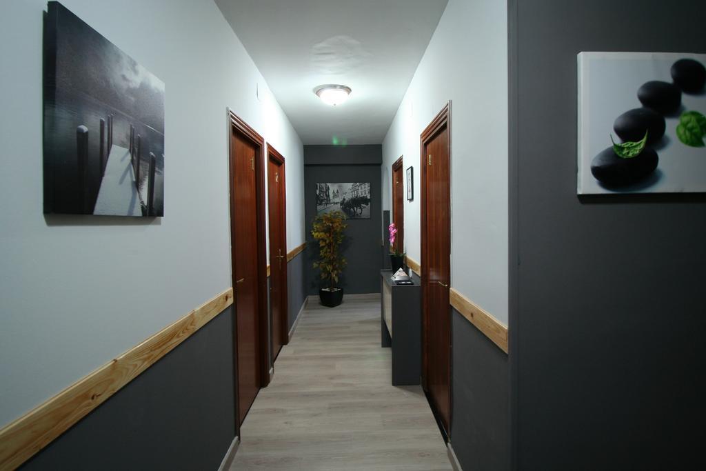 Hostal Restaurante Avenida De Madrid Terrassa Esterno foto