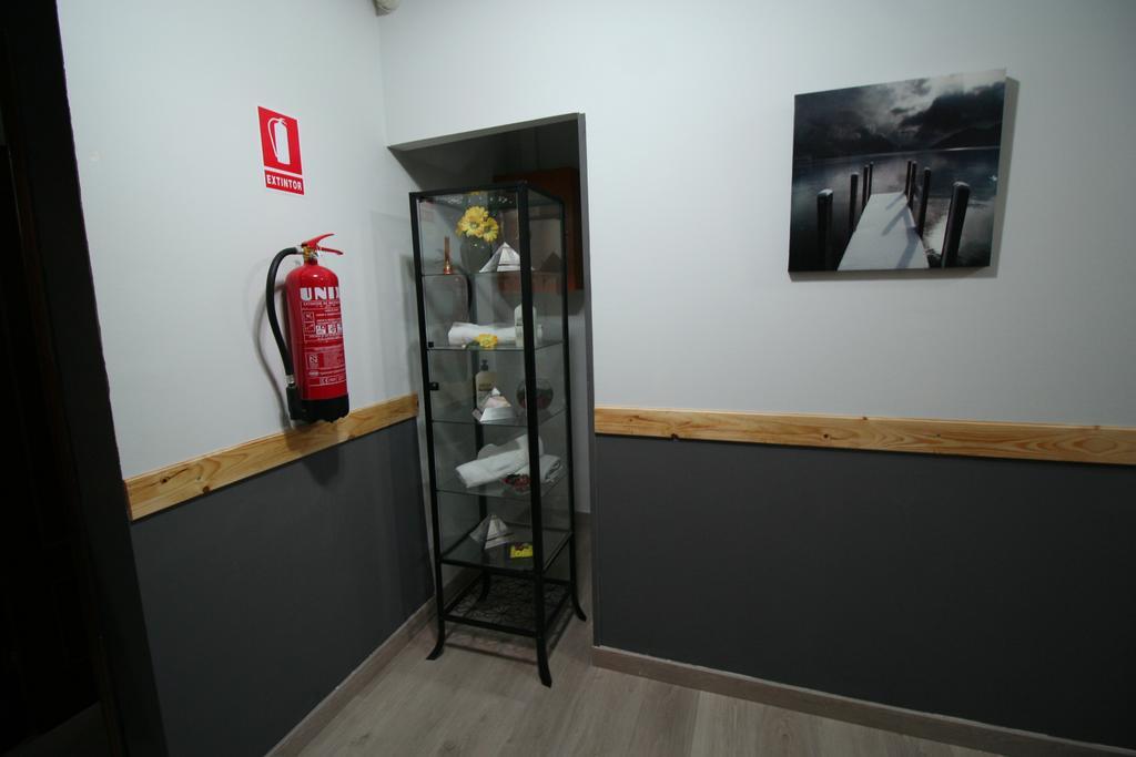 Hostal Restaurante Avenida De Madrid Terrassa Esterno foto