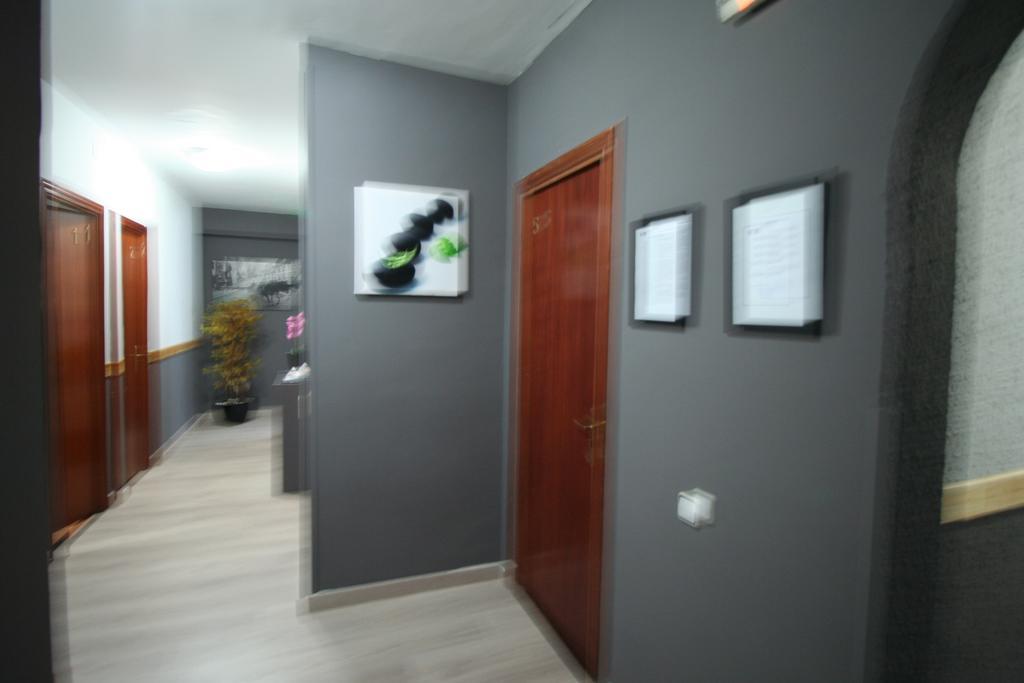 Hostal Restaurante Avenida De Madrid Terrassa Esterno foto
