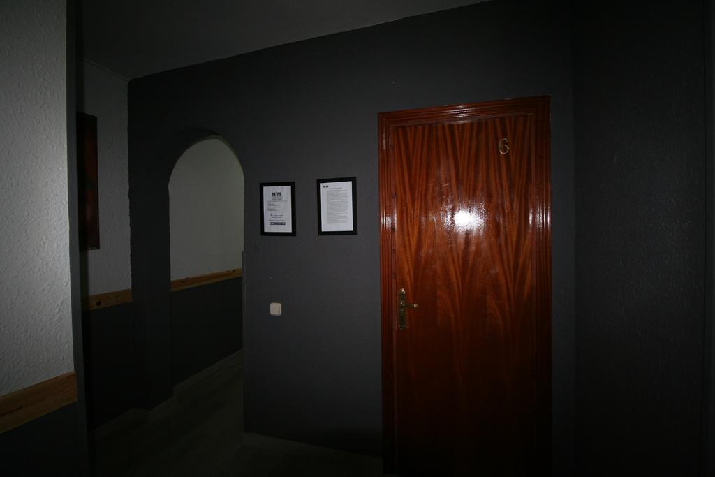 Hostal Restaurante Avenida De Madrid Terrassa Esterno foto