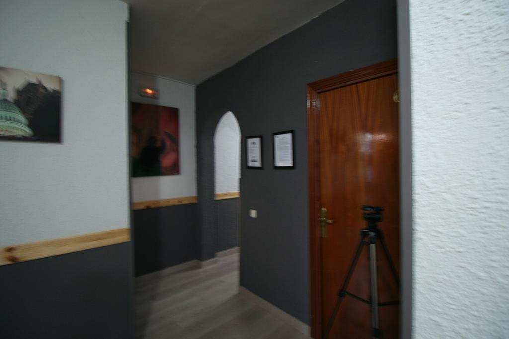 Hostal Restaurante Avenida De Madrid Terrassa Esterno foto