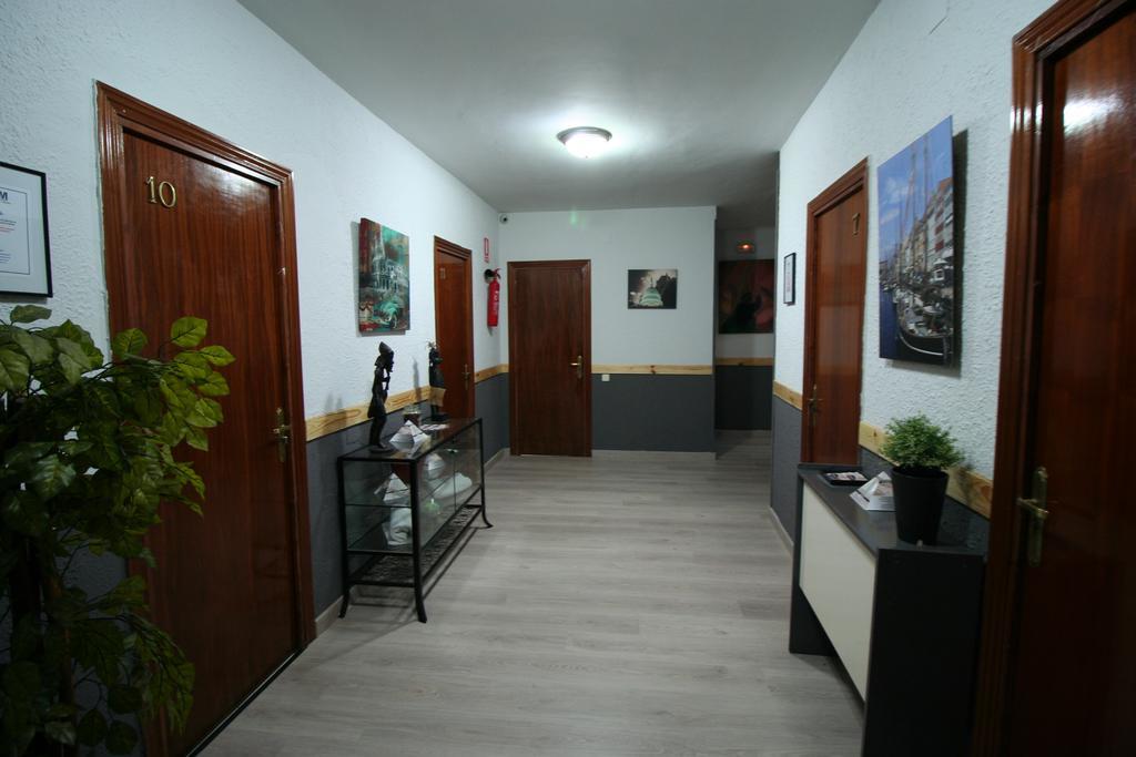 Hostal Restaurante Avenida De Madrid Terrassa Esterno foto
