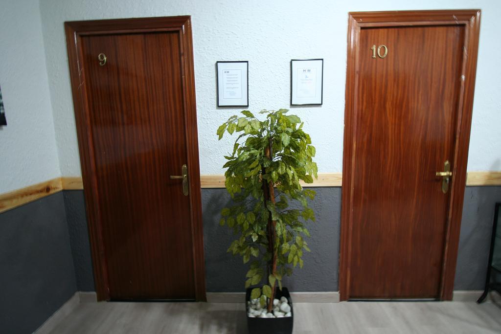 Hostal Restaurante Avenida De Madrid Terrassa Esterno foto
