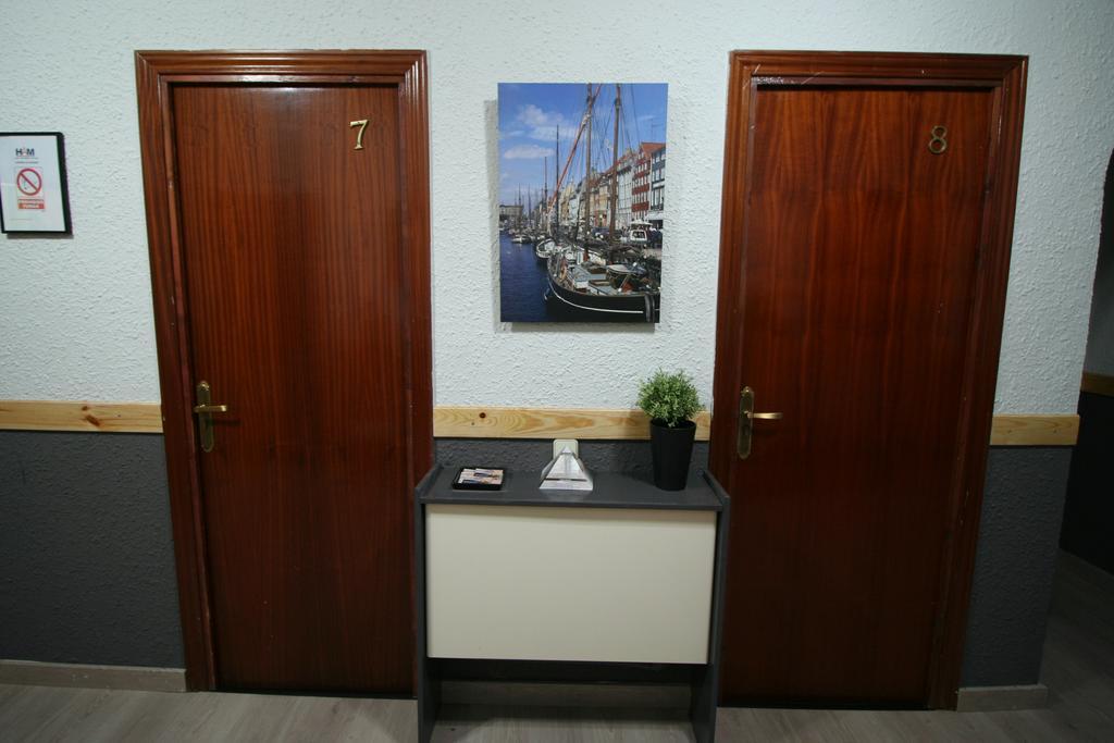 Hostal Restaurante Avenida De Madrid Terrassa Esterno foto