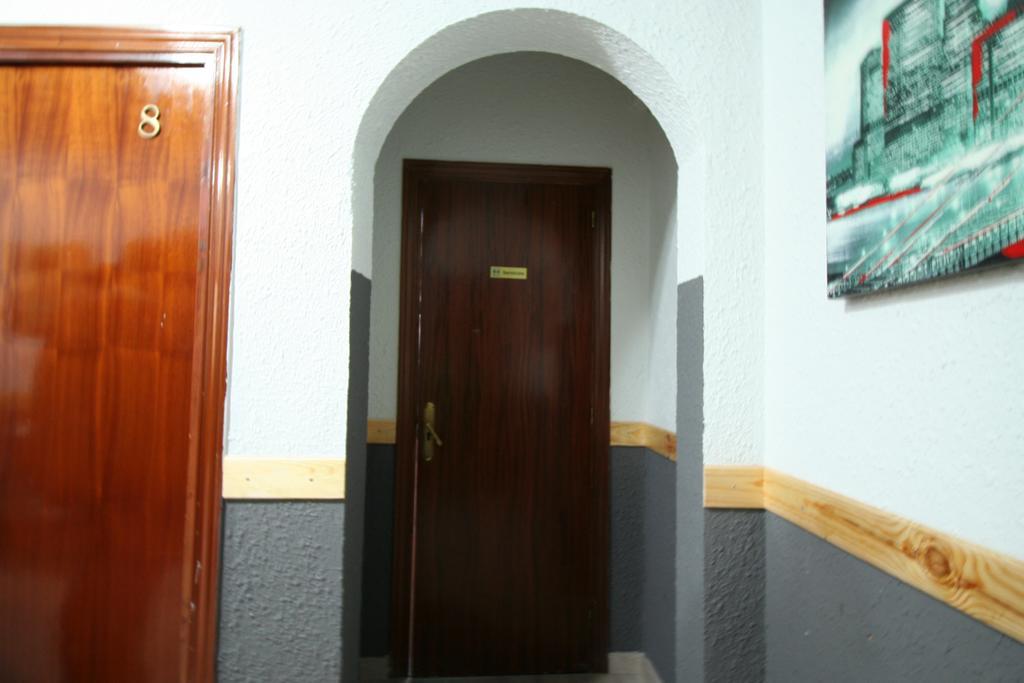 Hostal Restaurante Avenida De Madrid Terrassa Esterno foto
