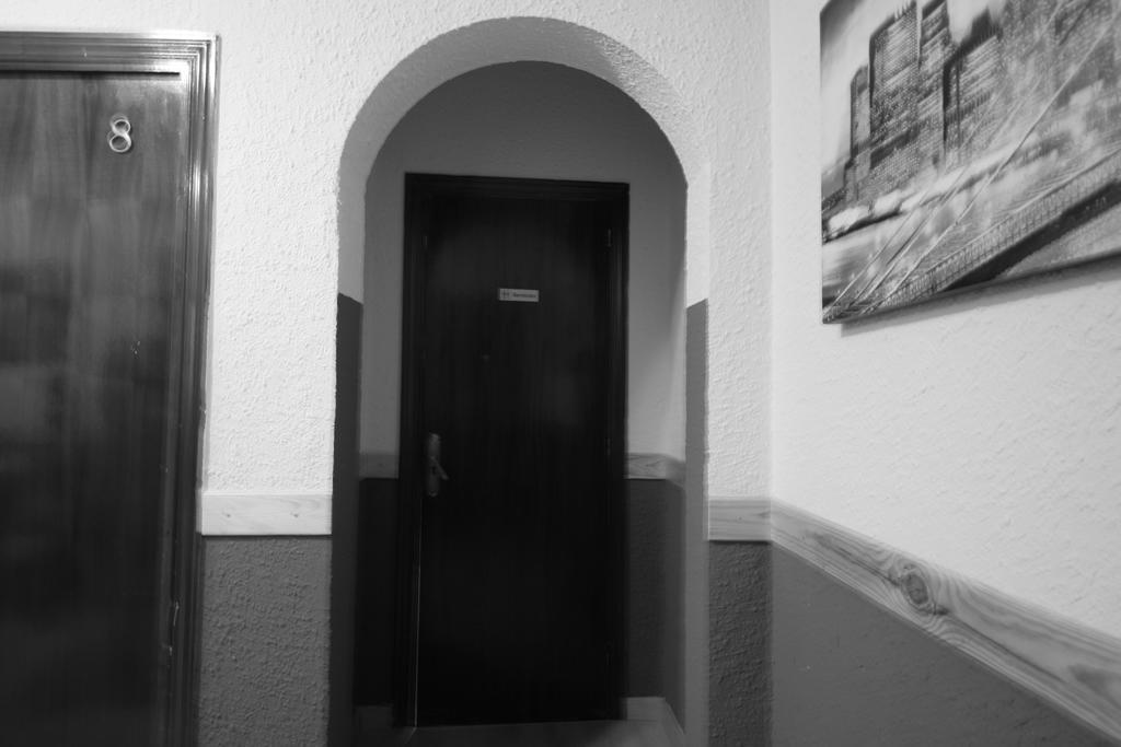 Hostal Restaurante Avenida De Madrid Terrassa Esterno foto