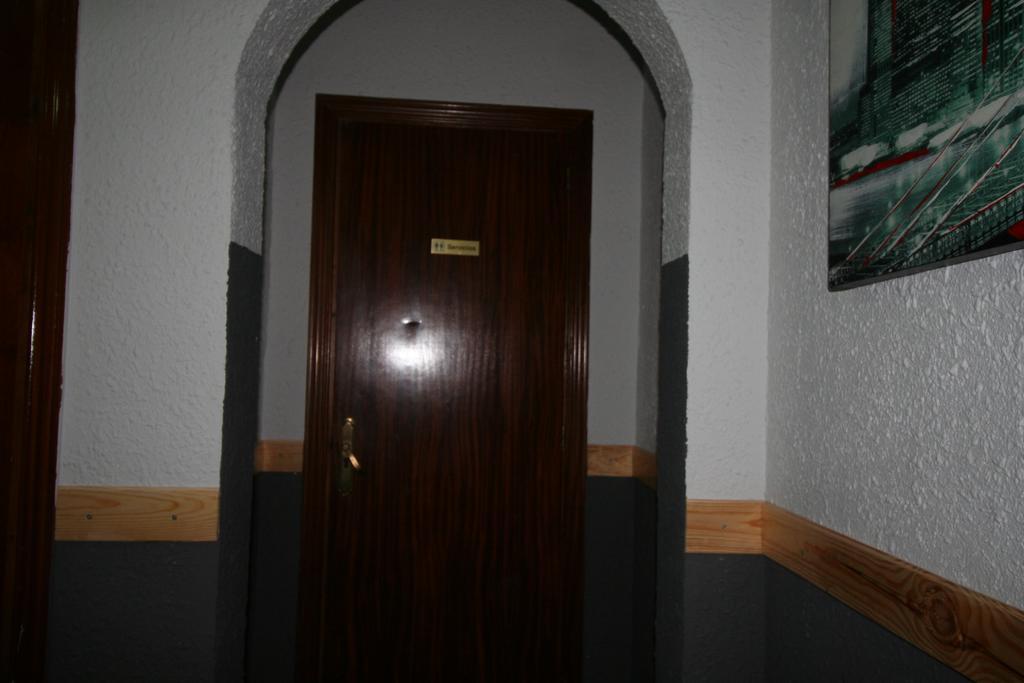 Hostal Restaurante Avenida De Madrid Terrassa Esterno foto