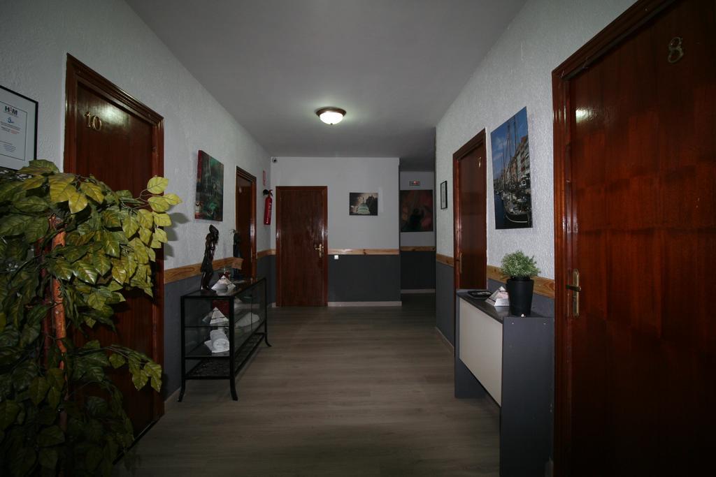 Hostal Restaurante Avenida De Madrid Terrassa Esterno foto
