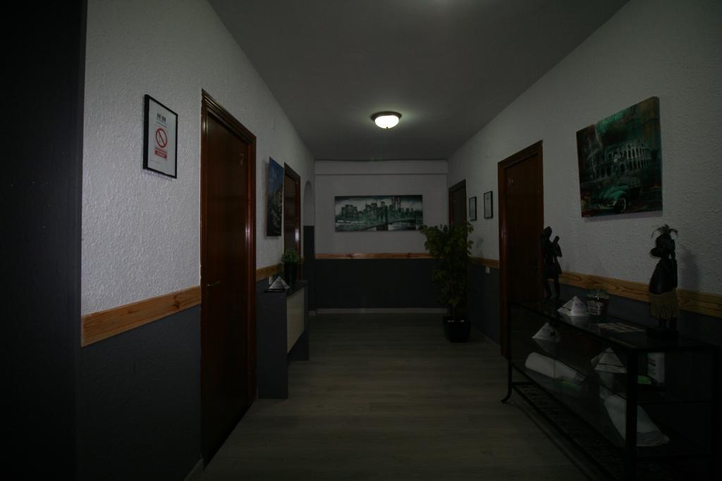 Hostal Restaurante Avenida De Madrid Terrassa Esterno foto
