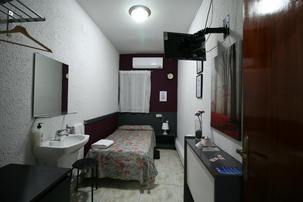 Hostal Restaurante Avenida De Madrid Terrassa Camera foto