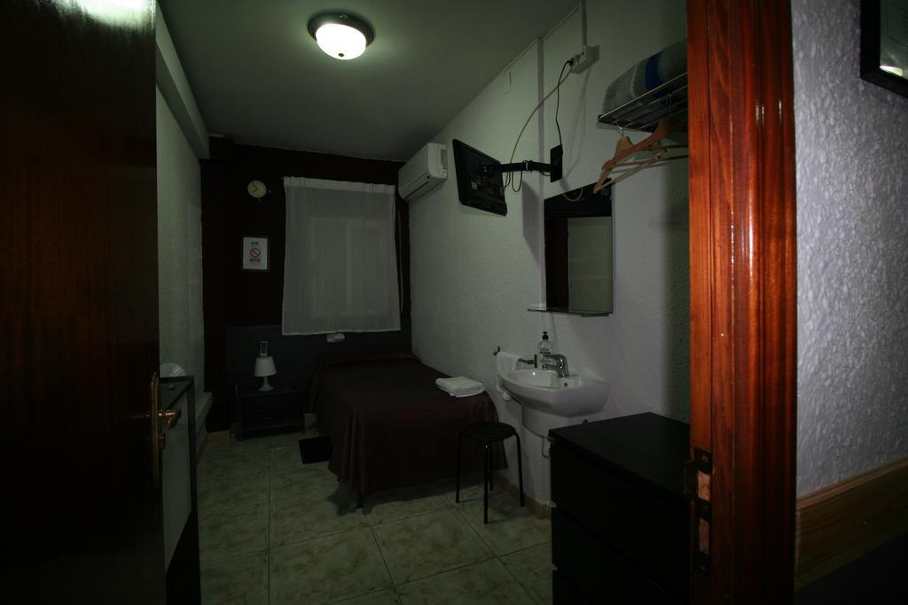 Hostal Restaurante Avenida De Madrid Terrassa Camera foto