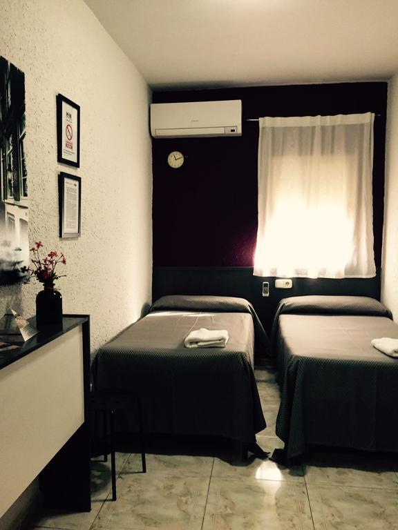 Hostal Restaurante Avenida De Madrid Terrassa Esterno foto