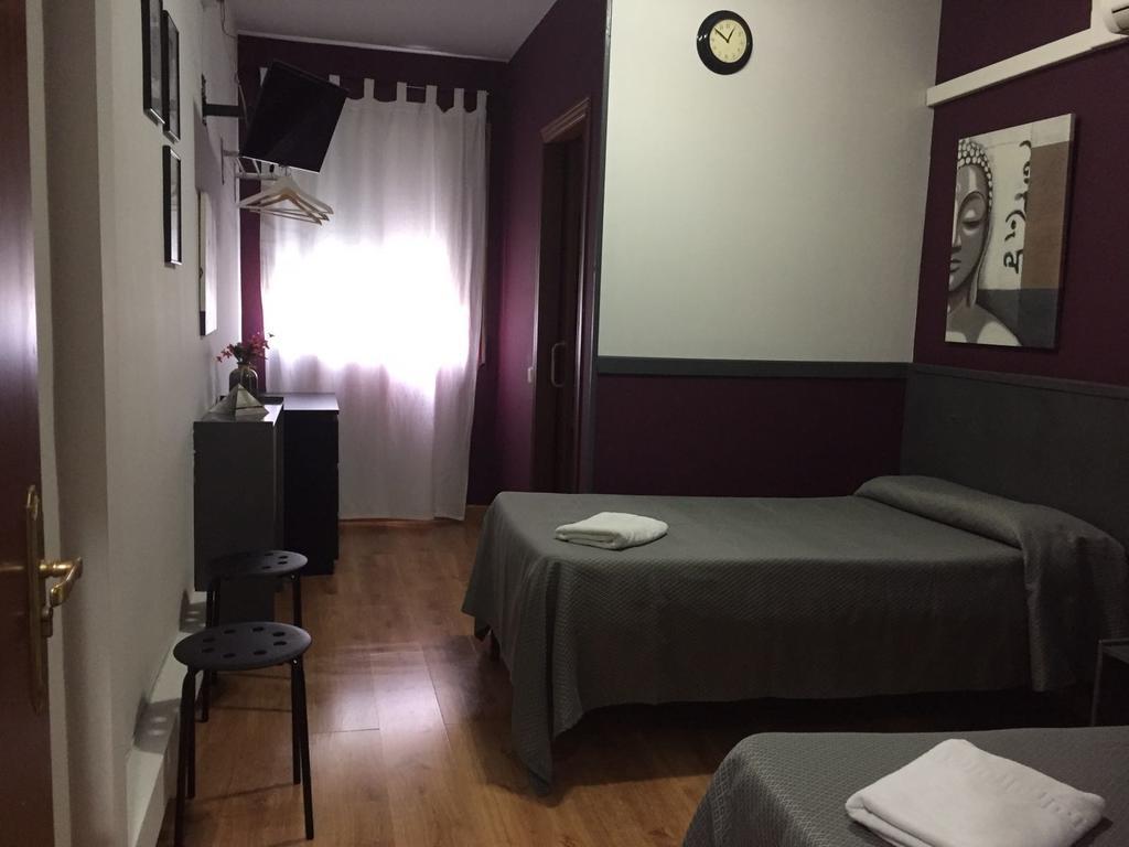 Hostal Restaurante Avenida De Madrid Terrassa Esterno foto