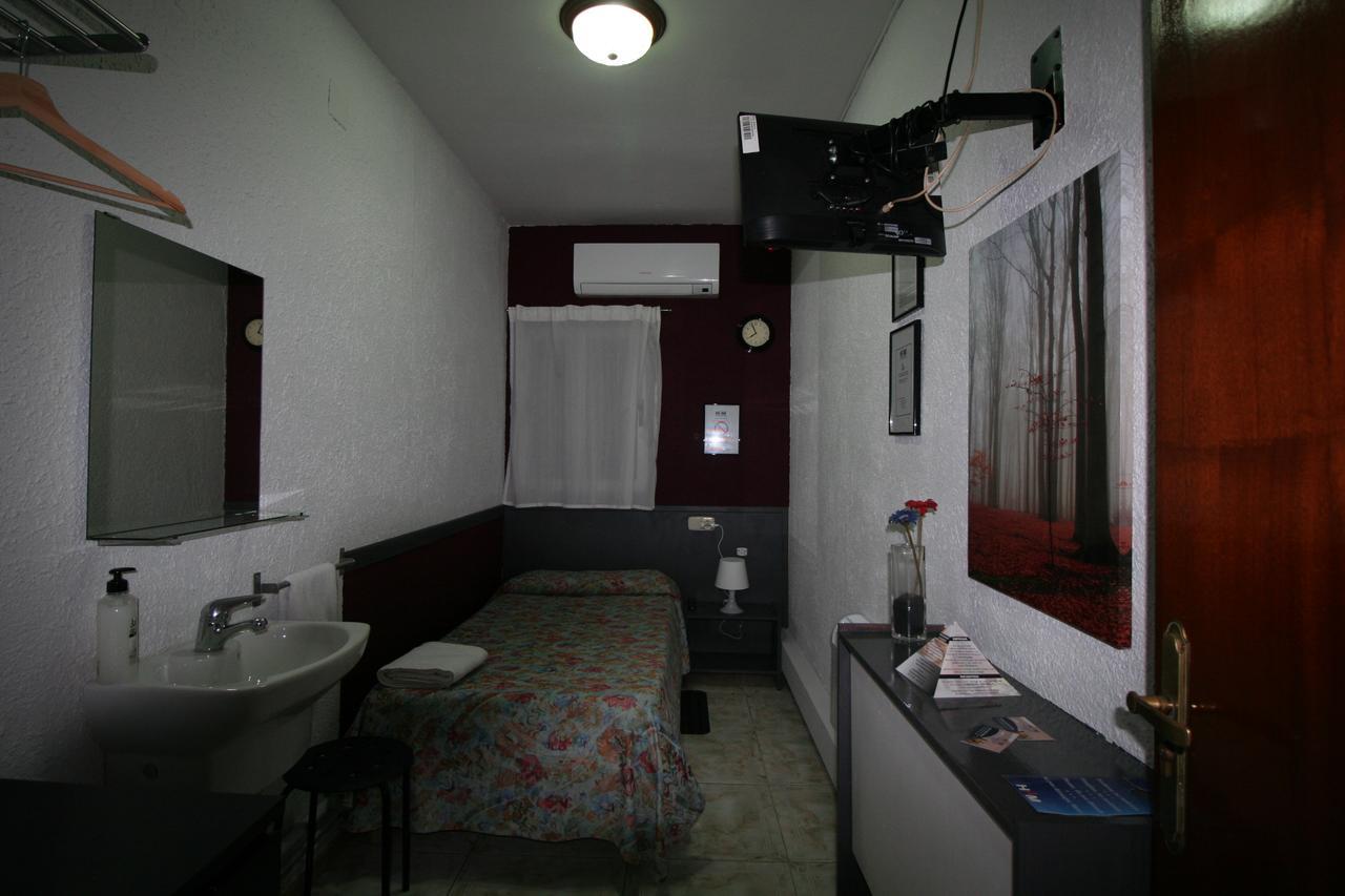 Hostal Restaurante Avenida De Madrid Terrassa Esterno foto