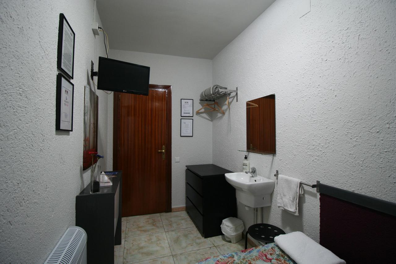 Hostal Restaurante Avenida De Madrid Terrassa Esterno foto