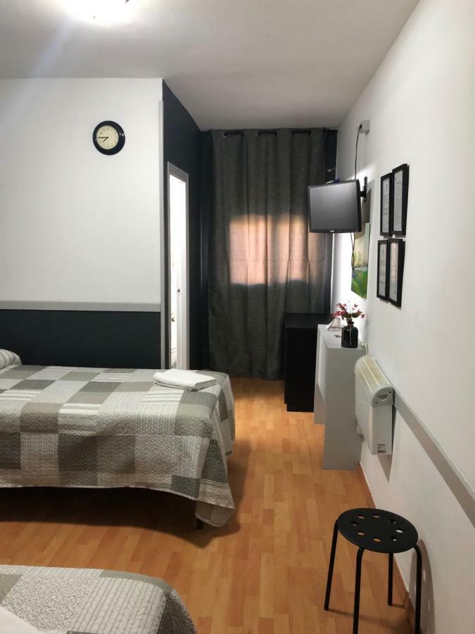 Hostal Restaurante Avenida De Madrid Terrassa Esterno foto