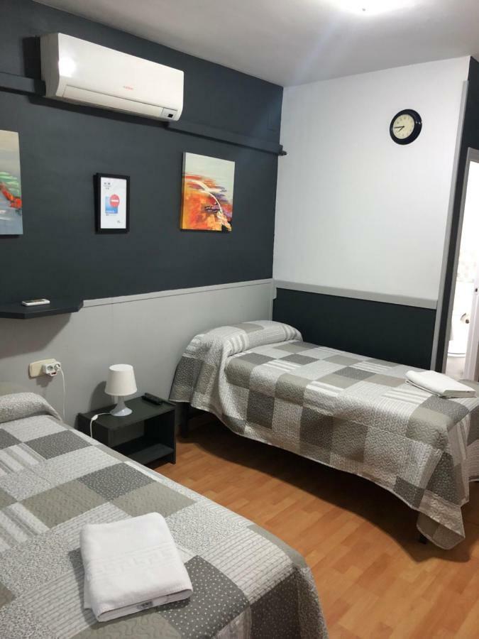Hostal Restaurante Avenida De Madrid Terrassa Esterno foto